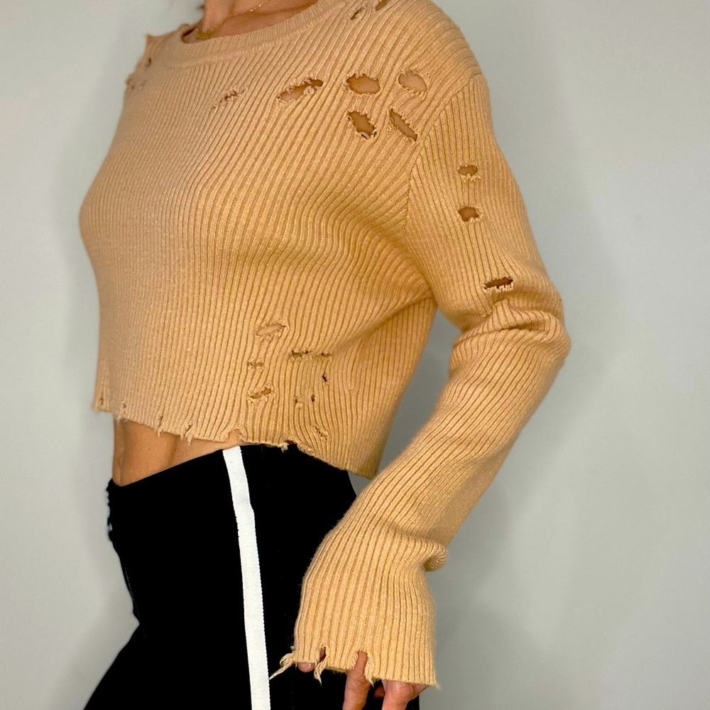 White fox sweater wearing by Kourtney kardashian 💛